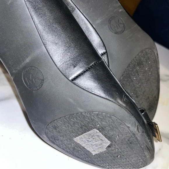 Michael Kors Black Leather Kiara Mid PumpHeels with Gold Tone Hardware sz 10 - Picture 8 of 9